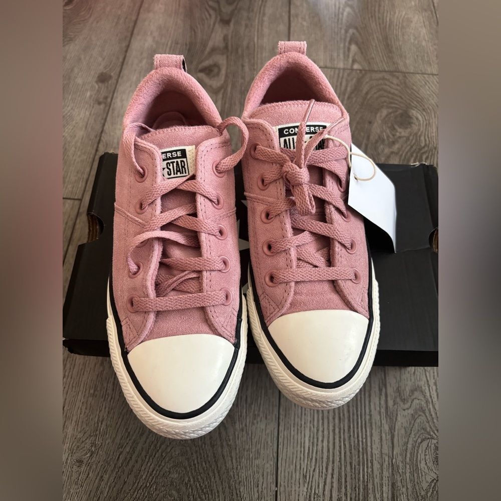 NEW Converse Women's Pink Low Top Sneakers - Picture 1 of 6